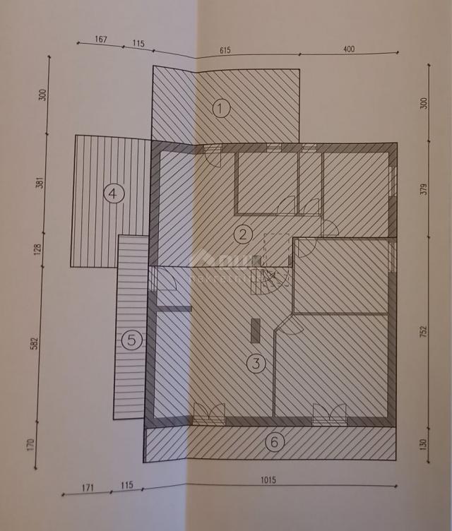 ŠIBENIK – Zweistöckige Wohnung im Herzen von Šibenik: eine ideale Gelegenheit für Investoren oder Fa