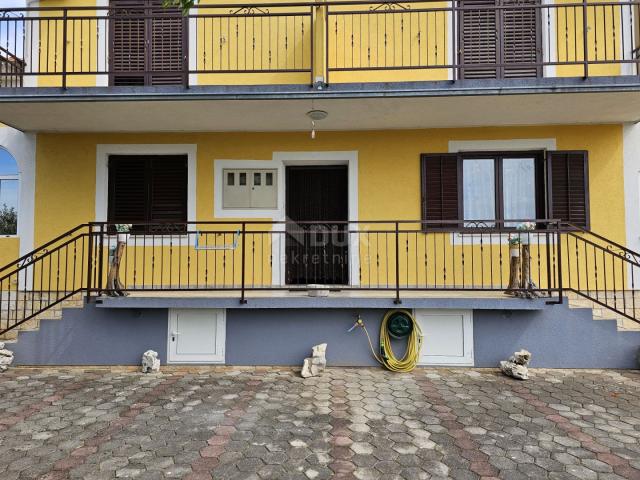 INSEL KRK, MALINSKA (Umgebung) - Haus mit 4 Wohnungen und angelegtem Garten