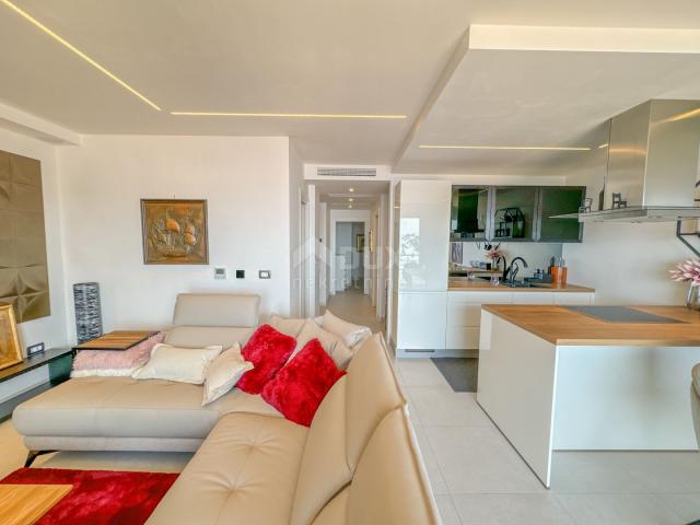 OPATIJA, CENTER - top-quality apartment in a new building with furniture, panoramic view, garage, el