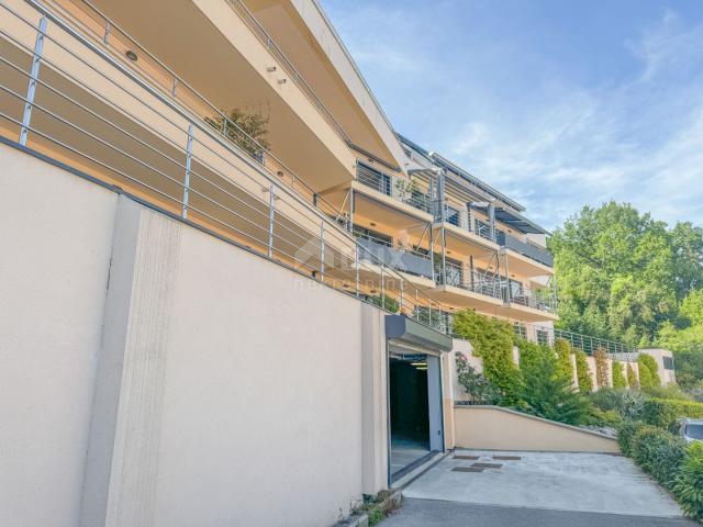 OPATIJA, ZENTRUM - hochwertige Wohnung in einem neuen Gebäude mit Möbeln, Panoramablick, Garage, Auf