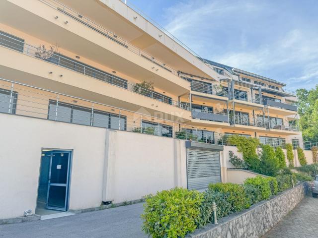 OPATIJA, ZENTRUM - hochwertige Wohnung in einem neuen Gebäude mit Möbeln, Panoramablick, Garage, Auf