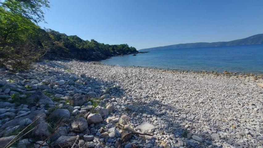 OTOK KRK, LINARDIĆI-ravno zemljište sa šternom i kućicom, samo 22 EUR/m2, sniženo, svega 800 metara 