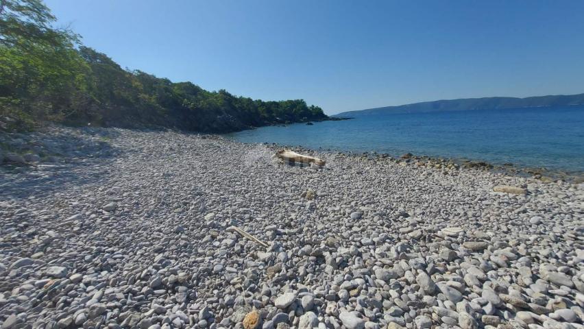 OTOK KRK, LINARDIĆI-ravno zemljište sa šternom i kućicom, samo 22 EUR/m2, sniženo, svega 800 metara 