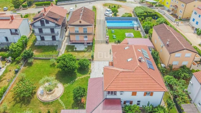 ISTRA, UMAG - Apartmanska kuća sa bazenom u blizini mora