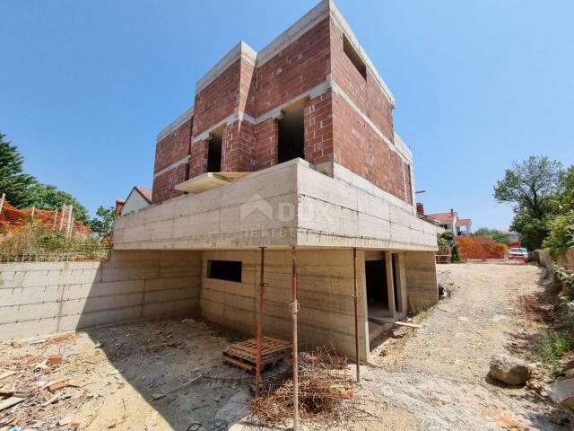 INSEL KRK, STADT KRK - Neubau! Wohnung mit Garage im Zentrum von Krk