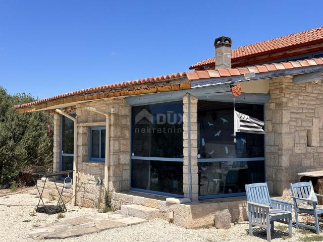 KRÄHE, PAKOŠTANE – GELEGENHEIT! Ein einzigartiges Steinhaus mit spektakulärer Aussicht