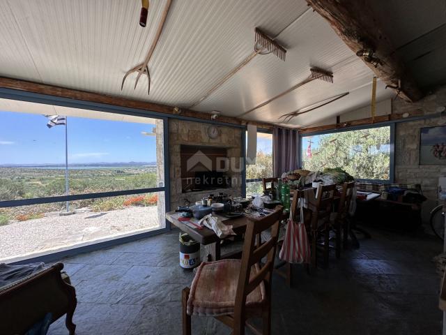 KRÄHE, PAKOŠTANE – GELEGENHEIT! Ein einzigartiges Steinhaus mit spektakulärer Aussicht