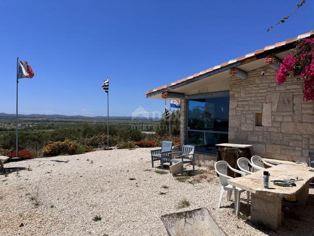 KRÄHE, PAKOŠTANE – GELEGENHEIT! Ein einzigartiges Steinhaus mit spektakulärer Aussicht