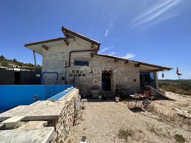 KRÄHE, PAKOŠTANE – GELEGENHEIT! Ein einzigartiges Steinhaus mit spektakulärer Aussicht