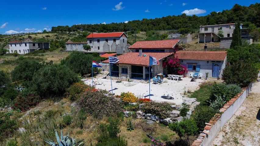 KRÄHE, PAKOŠTANE – GELEGENHEIT! Ein einzigartiges Steinhaus mit spektakulärer Aussicht