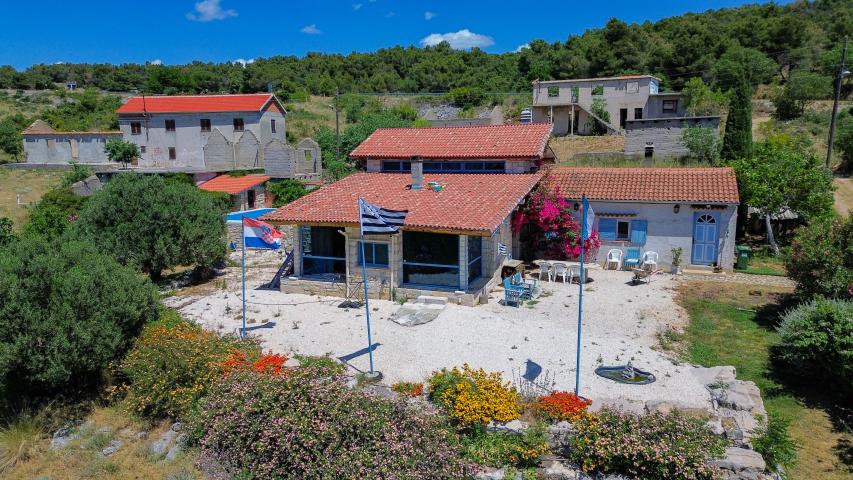 KRÄHE, PAKOŠTANE – GELEGENHEIT! Ein einzigartiges Steinhaus mit spektakulärer Aussicht