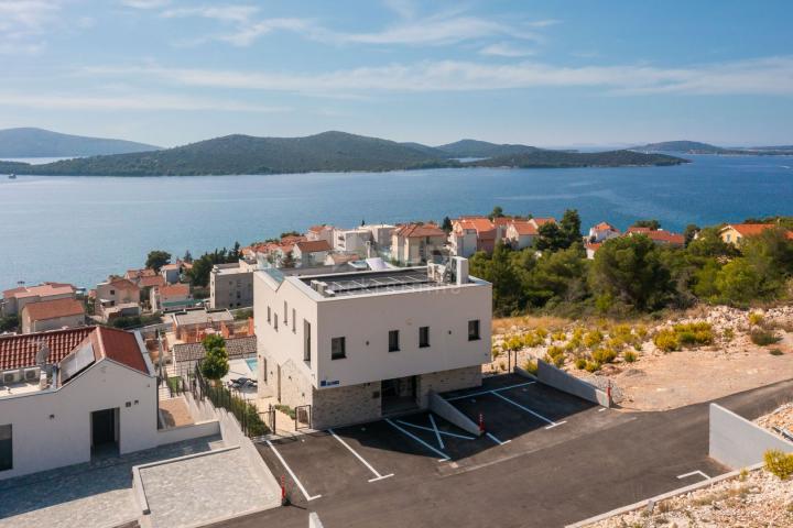 DALMACIJA, ŠIBENIK - Luksuzna villa sa bazenom nogometnim igralištem i saunom