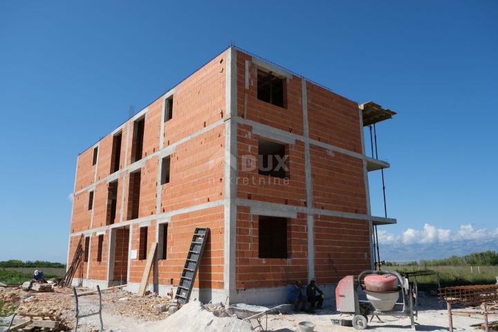 ZADAR, PRIVLAKA – Neubau! Schöne Wohnung im Erdgeschoss in Sabunike mit Garten und Terrasse! SJ2