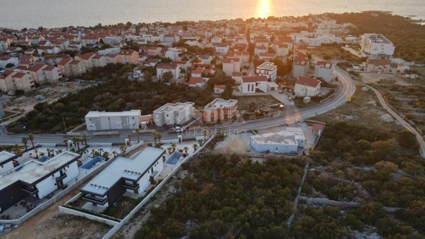 OTOK PAG, NOVALJA - kućica u nizu s bazenom. PRILIKA!