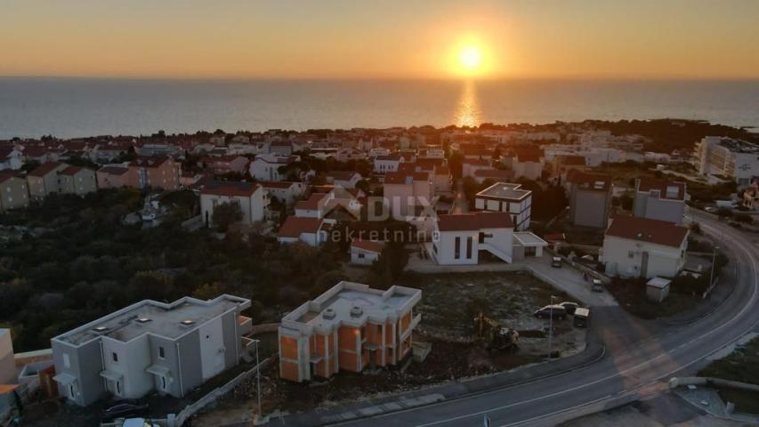 OTOK PAG, NOVALJA - kućica u nizu s bazenom. PRILIKA!