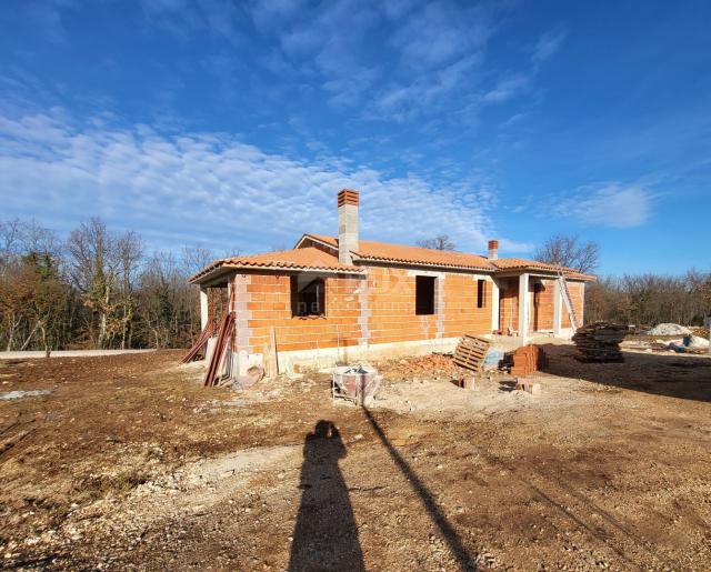 ISTRA, TINJAN - Samostojeća prizemnica u roh bau fazi na odličnoj lokaciji