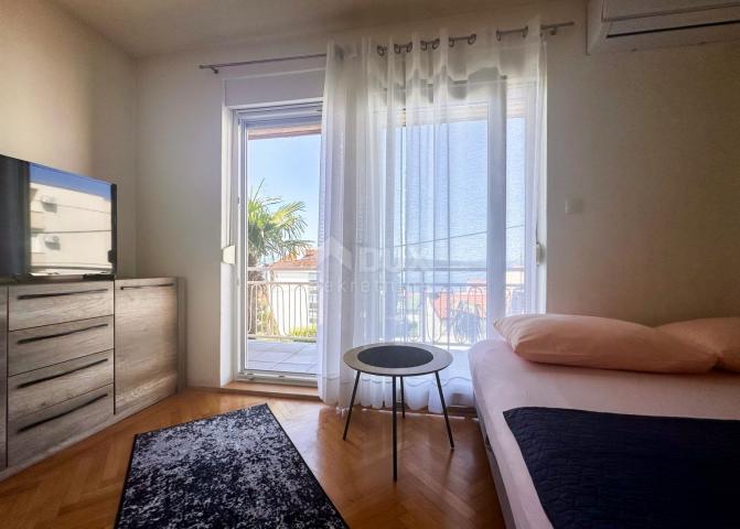 CRIKVENICA - Stan podijeljen u dva apartmana s prekrasnim pogledom na more. GARAŽA!