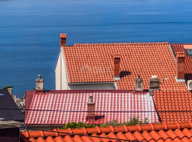 CRIKVENICA - Stan podijeljen u dva apartmana s prekrasnim pogledom na more. GARAŽA!