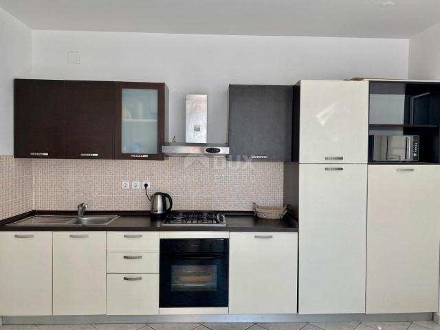 NOVALJA, PAG - Šarmantan apartman u centru, 300 m od mora