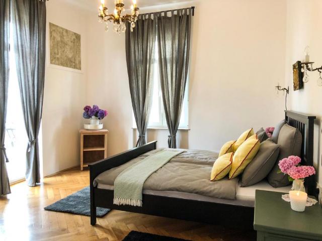 OPATIJA, CENTAR - 2 apartmana, 50m od mora