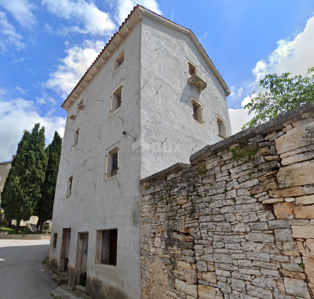 ISTRIA, ŽMINJ - Stone building in the center of the village with reconstruction started