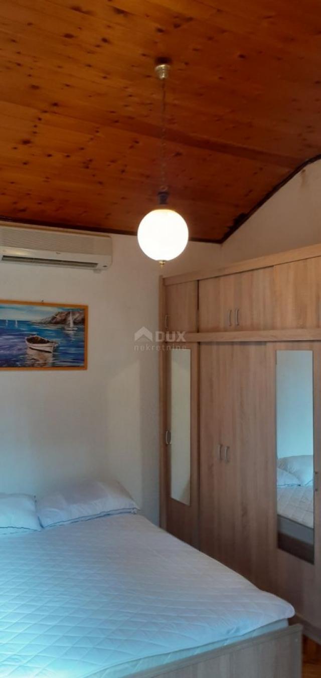 SMOKVICA - kuća s 4 apartmana drugi red do mora (50m), garaža 