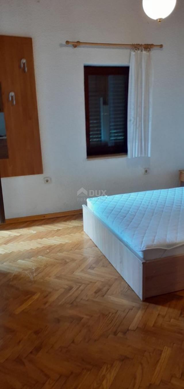 SMOKVICA - kuća s 4 apartmana drugi red do mora (50m), garaža 