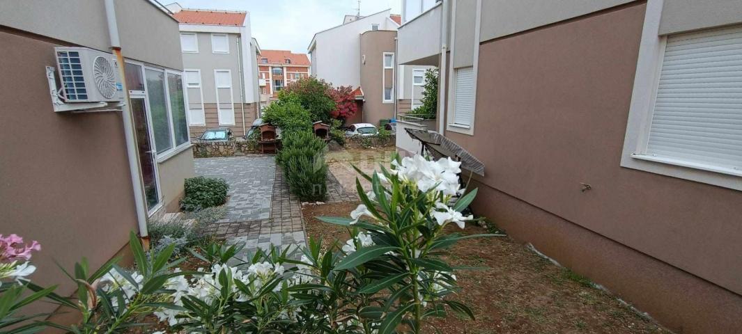 PAG ISLAND, NOVALJA - Apartment with well-established rental, garden and terrace 900m from the sea!