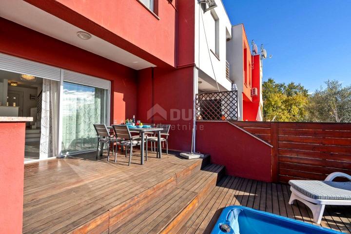 ISTRIA, UMAG - Two-story apartment with garden and pool