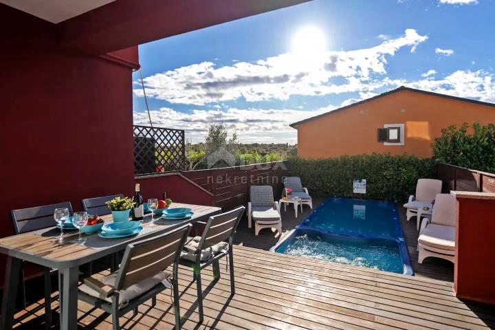 ISTRIA, UMAG - Two-story apartment with garden and pool