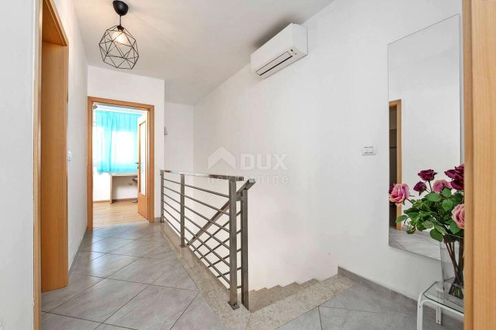 ISTRIA, UMAG - Two-story apartment with garden and pool