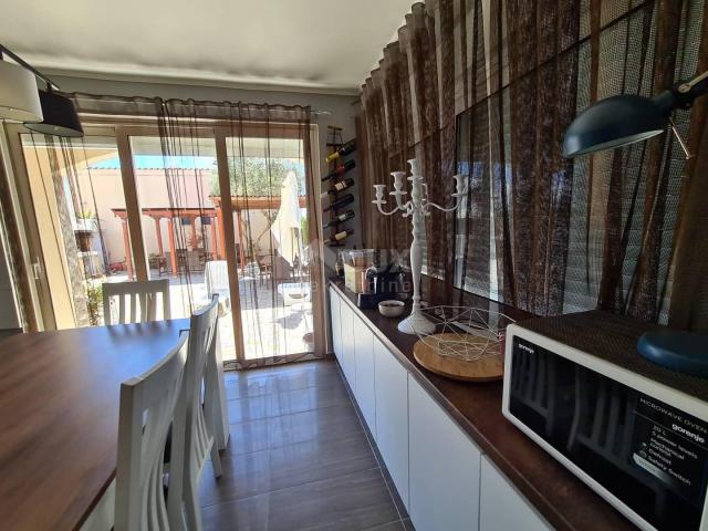 ZADAR, PRIVLAKA - Modern house 40 m from the sea