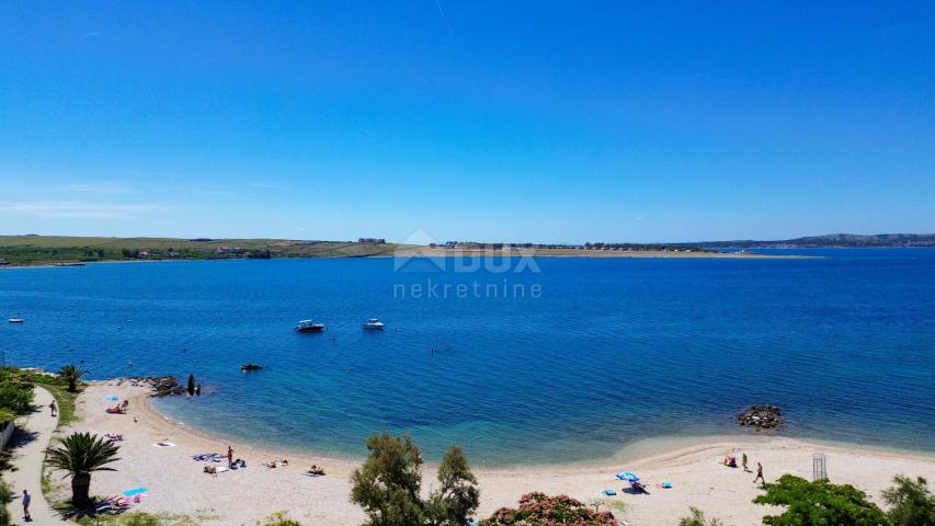 PAG, POVLJANA - Kvalitetna kuća s dva apartmana 50 metara od plaže