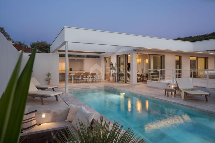 DALMATIEN ROGOZNICA, Elegante Villa mit spektakulärem Blick auf das Meer