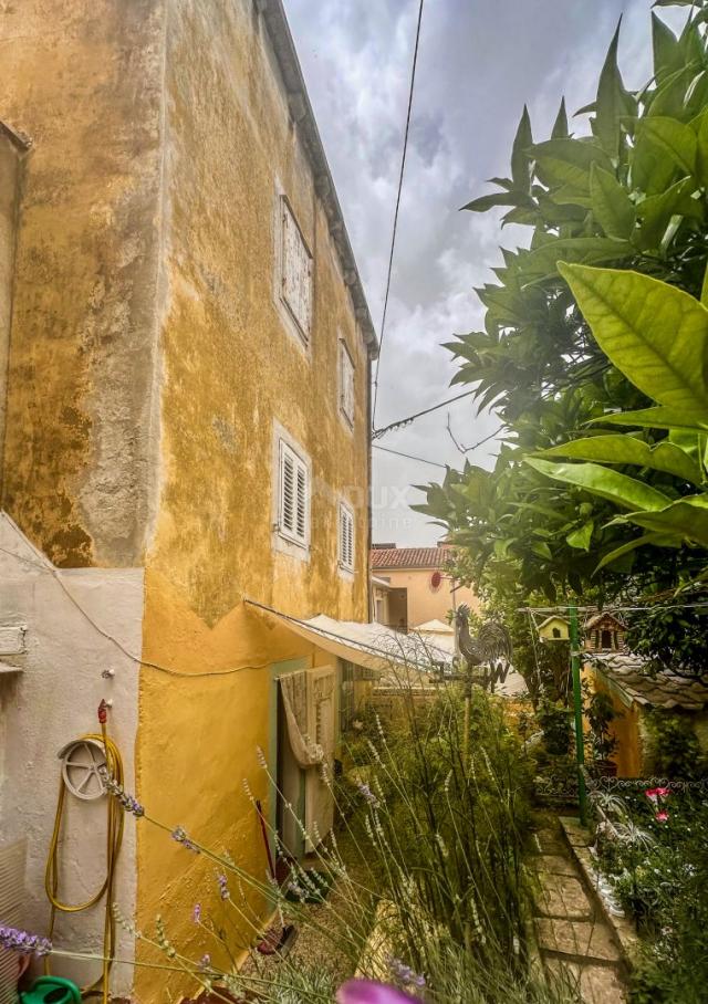 MALI LOŠINJ, ZENTRUM - Haus zur Anpassung 90 Meter vom Meer entfernt!