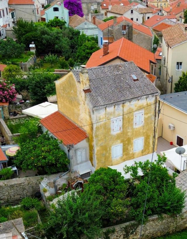 MALI LOŠINJ, ZENTRUM - Haus zur Anpassung 90 Meter vom Meer entfernt!