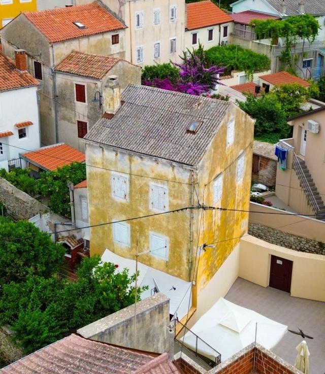 MALI LOŠINJ, CENTER - House for adaptation 90 meters from the sea!