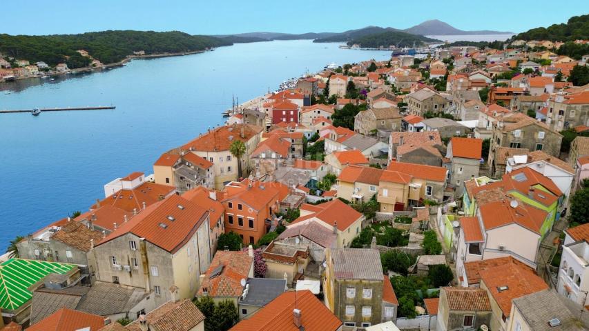 MALI LOŠINJ, ZENTRUM - Haus zur Anpassung 90 Meter vom Meer entfernt!