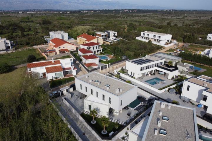 ZADAR, ZATON – Einzugsfähige und hervorragend eingerichtete Villa mit beheiztem Pool und großem Gart