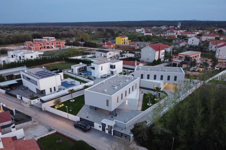 ZADAR, ZATON – Einzugsfähige und hervorragend eingerichtete Villa mit beheiztem Pool und großem Gart