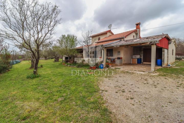 Kanfanar, Umgebung, Haus in bester Lage, umgeben von viel Grün