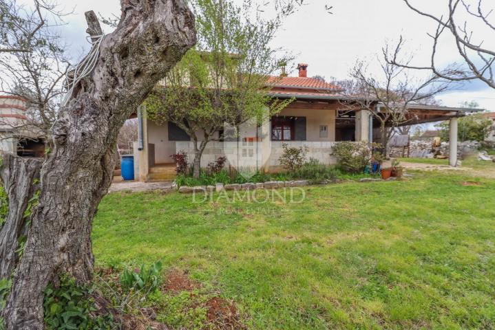 Kanfanar, surroundings, house in a prime position surrounded by greenery