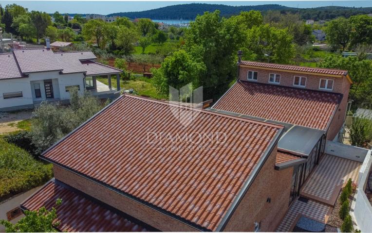 Medulin, Umgebung, Haus mit schönem Garten in Meeresnähe