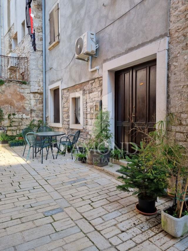 Rovinj, renoviertes Haus mit drei Wohnungen im Zentrum