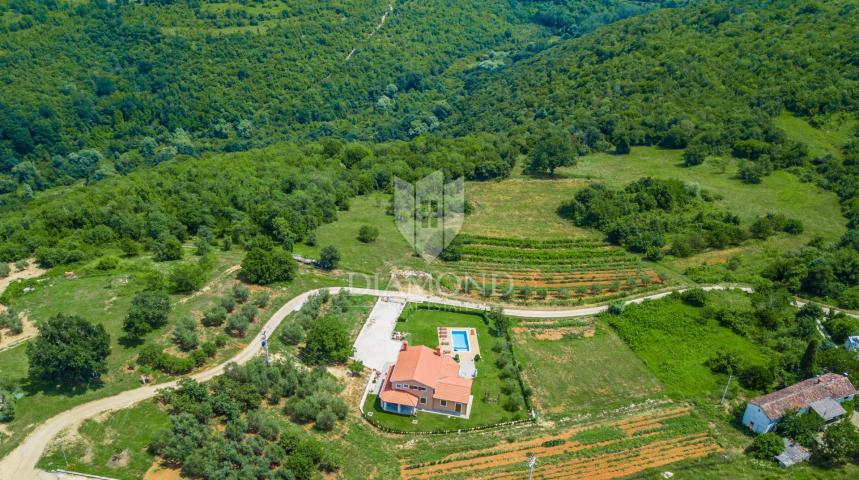 Motovun, Umgebung! Landen Sie in der T2-Zone mit wunderschöner Aussicht!