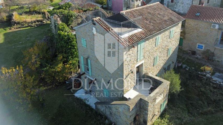 Momjan-Gebiet, autochthones Steinhaus mit schöner Aussicht