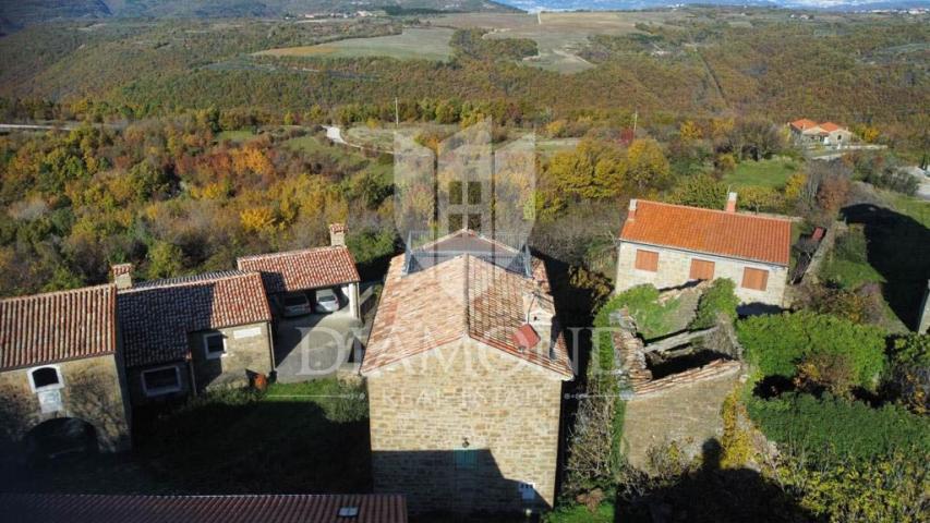 Momjan-Gebiet, autochthones Steinhaus mit schöner Aussicht