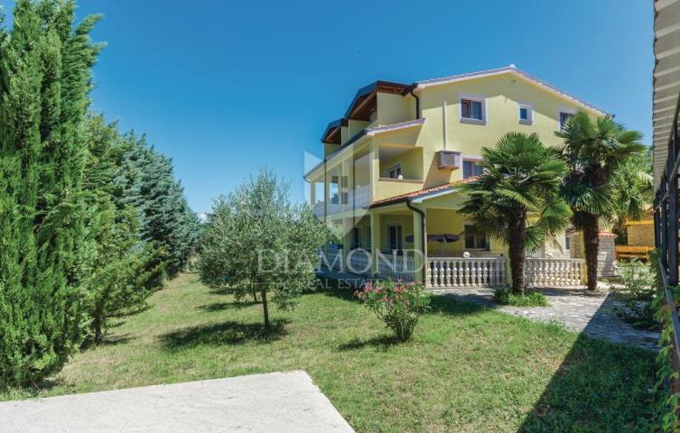 Poreč, apartment house with swimming pool in an attractive location!