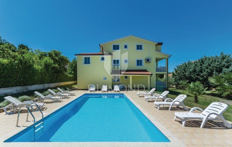 Poreč, apartment house with swimming pool in an attractive location!