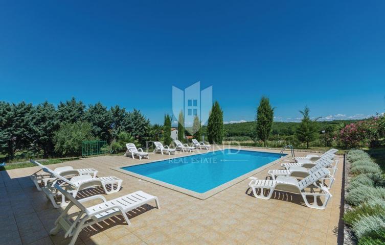 Poreč, apartment house with swimming pool in an attractive location!